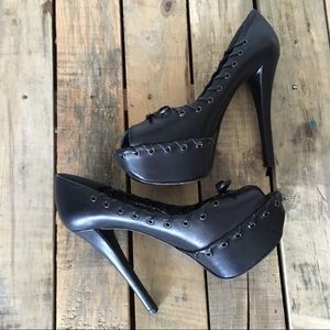 EUC Size 8 Leather Lace Detail Platform Pumps